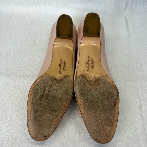 Salvatore Ferragamo 8.5 AA Narrow Pale Pink Low Heels Classic Bow Gancini Pumps - Picture 9 of 11